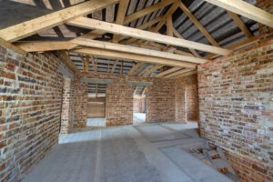 Servicios Integrales 54 Imagen de una casa de madera y piedra en construcción